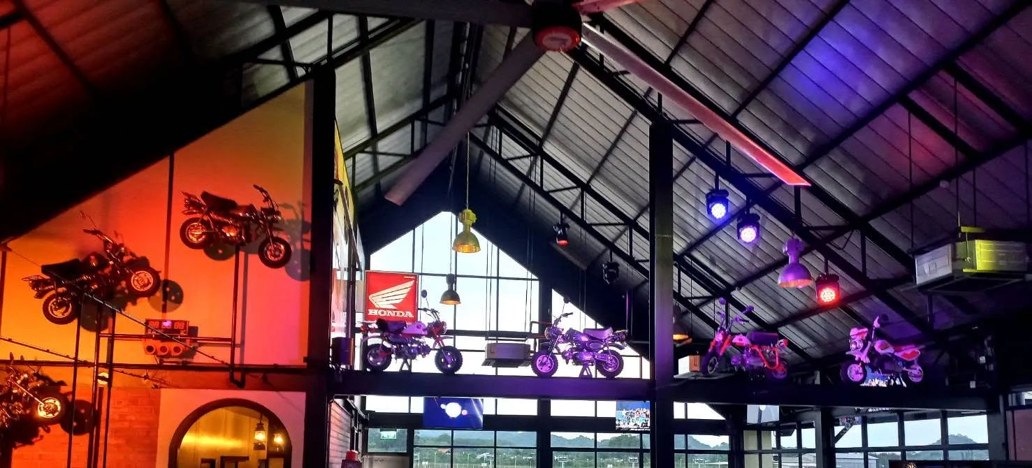 The barn-hall sports restaurant, with the circuit through the glass wall